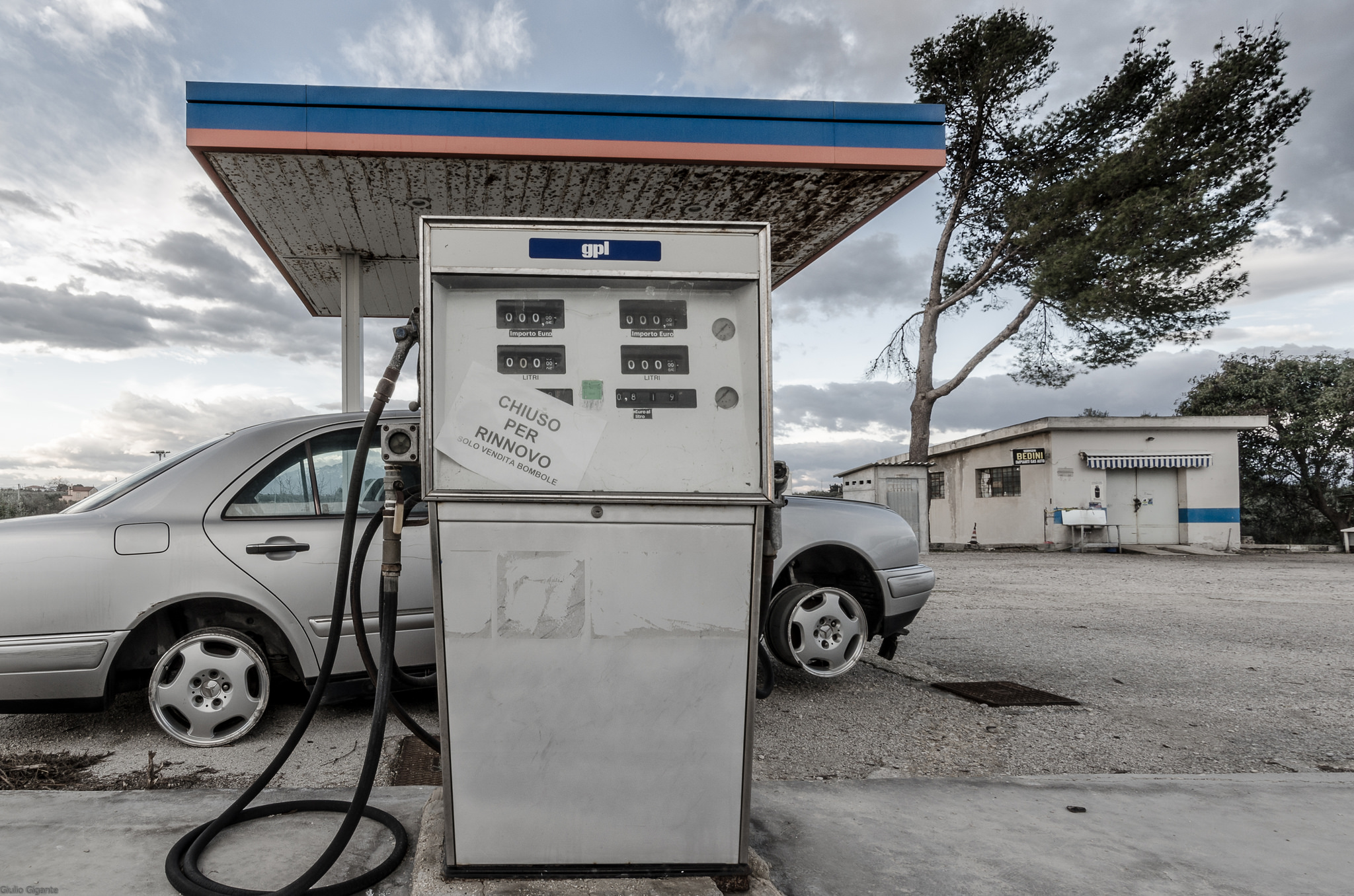 How to Properly Siphon Gas during an Emergency