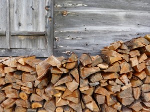 Berghütte und Ofenholz